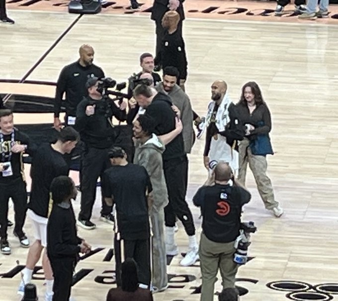 百度体育中超-一起拿过冠军！波尔津吉斯赛后与豪泽、塔图姆、怀特寒暄